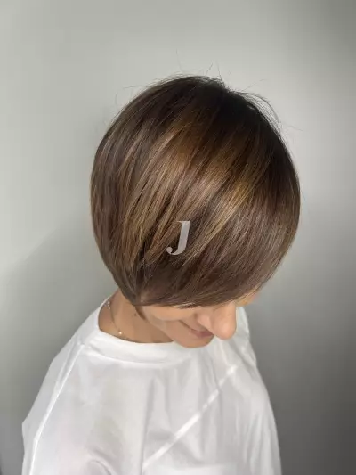 Foto di donna con capelli corti castano medio sabbia