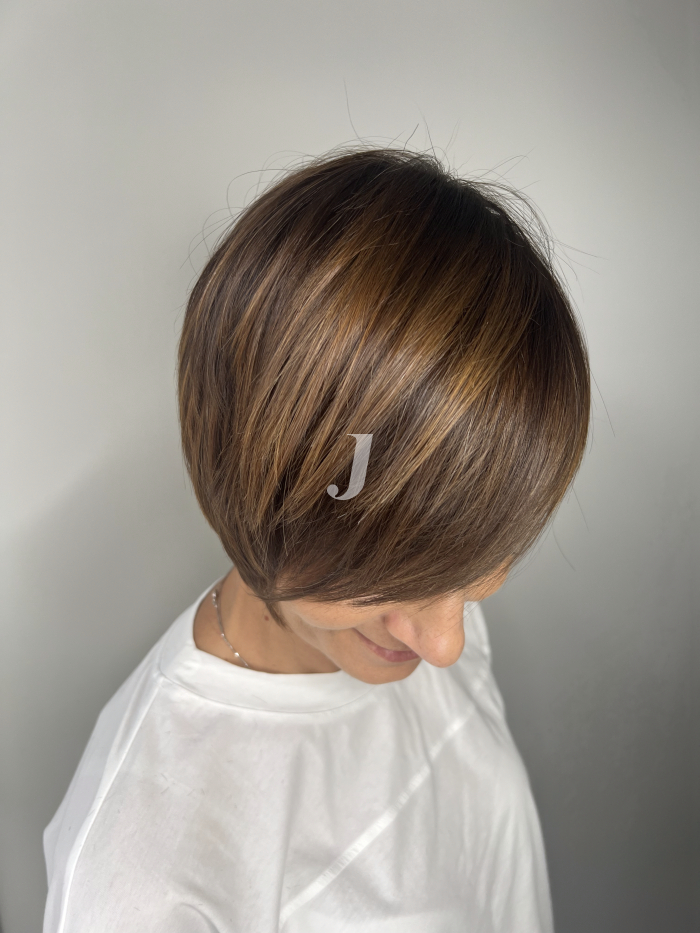 Foto di donna con capelli corti castano medio sabbia