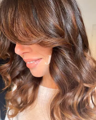 Foto di donna con capelli medi castano medio marrone