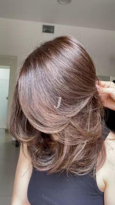 Foto di donna con capelli medi castano medio marrone