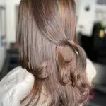Foto di donna con capelli medi castano medio marrone