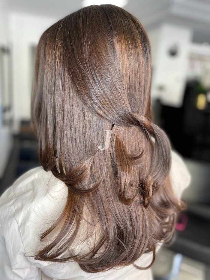 Foto di donna con capelli medi castano medio marrone