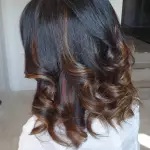 Foto di donna con capelli medi castano medio marrone