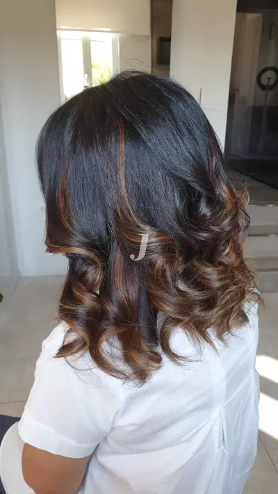 Foto di donna con capelli medi castano medio marrone