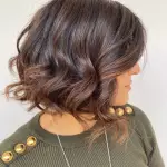 Foto di donna con capelli medi castano medio marrone