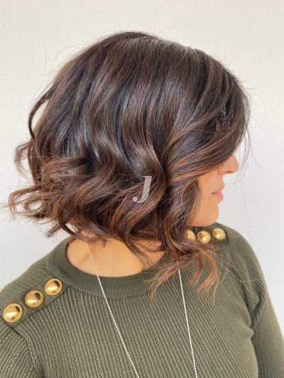 Foto di donna con capelli medi castano medio marrone