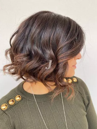 Foto di donna con capelli medi castano medio marrone