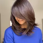 Foto di donna con capelli medi castano medio marrone