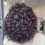 Foto di donna con capelli medi castano medio marrone