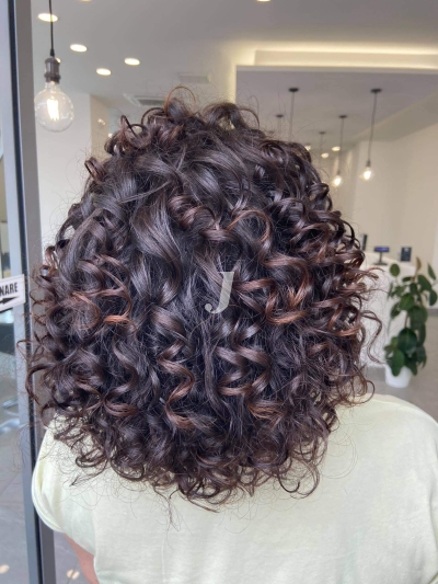 Foto di donna con capelli medi castano medio marrone