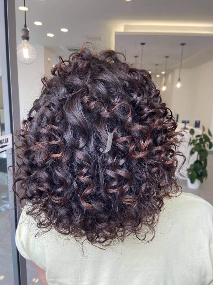 Foto di donna con capelli medi castano medio marrone