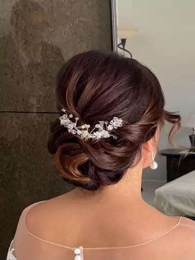 Foto di donna con capelli medi castano medio marrone