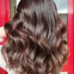 Foto di donna con capelli medi castano medio marrone