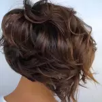 Foto di donna con capelli corti castano medio marrone