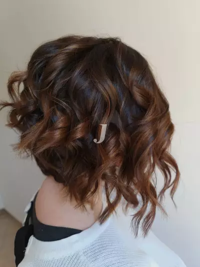 Foto di donna con capelli corti castano medio marrone