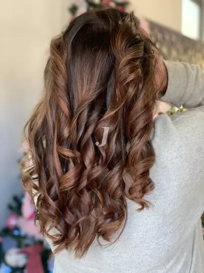 Foto di donna con capelli medi castano medio marrone