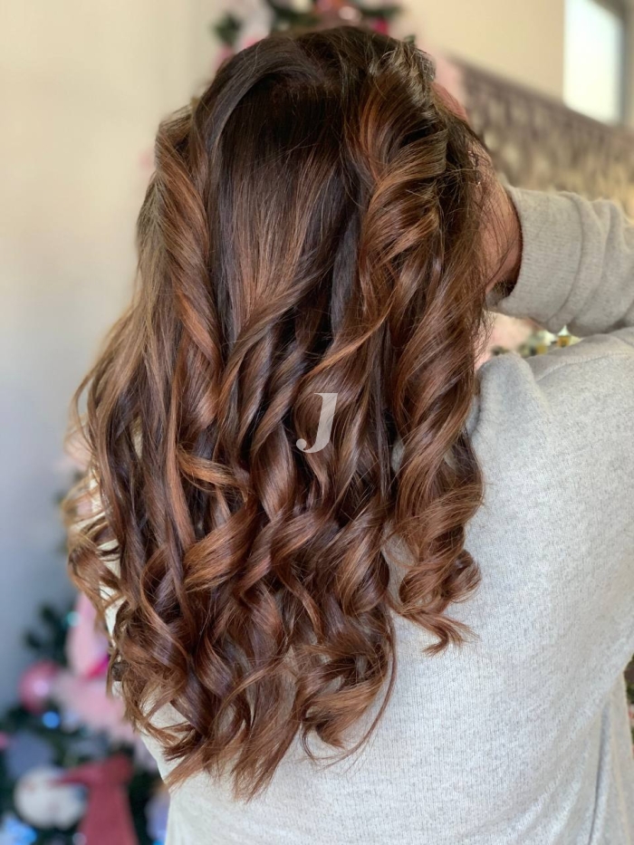 Foto di donna con capelli medi castano medio marrone