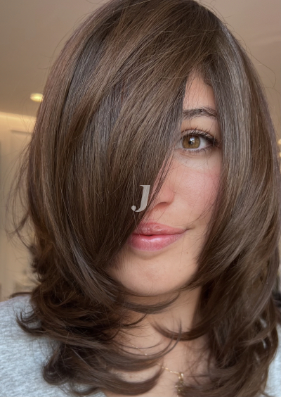 Foto di donna con capelli medi castano medio marrone