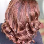 Foto di donna con capelli medi castano medio mogano o violino