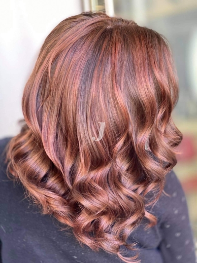 Foto di donna con capelli medi castano medio mogano o violino