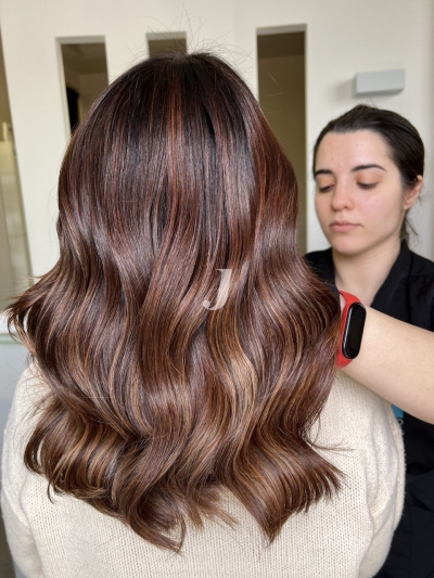 Foto di donna con capelli medi castano medio mogano o violino