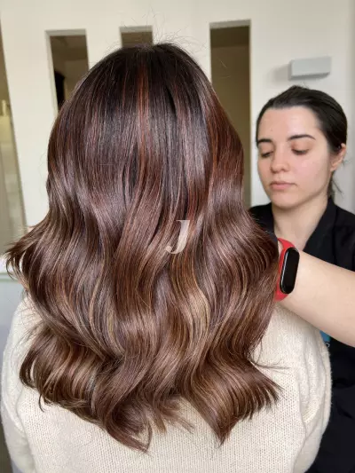 Foto di donna con capelli medi castano medio mogano o violino