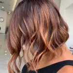 Foto di donna con capelli corti castano chiaro dorato