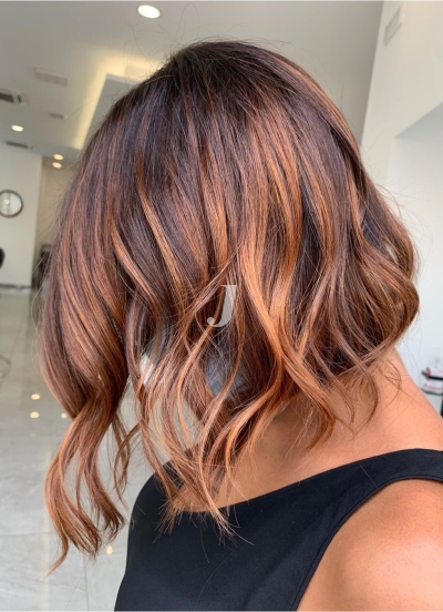 Foto di donna con capelli corti castano chiaro dorato