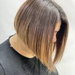 Foto di donna con capelli corti castano chiaro dorato