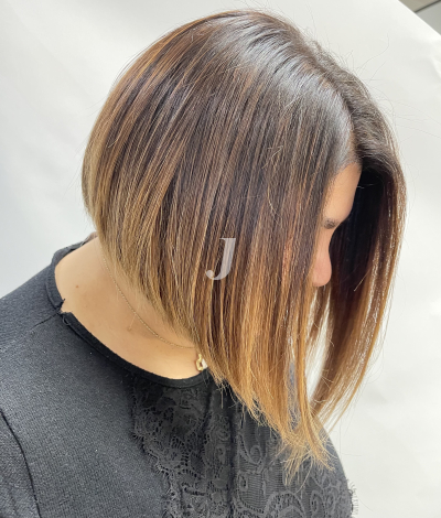 Foto di donna con capelli corti castano chiaro dorato