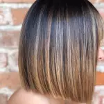 Foto di donna con capelli corti castano chiaro dorato