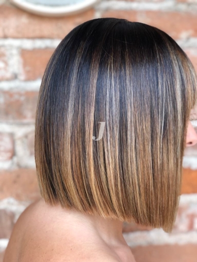 Foto di donna con capelli corti castano chiaro dorato