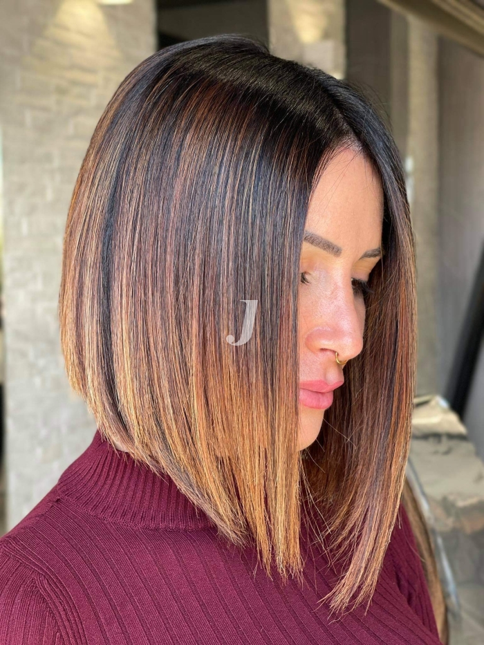 Foto di donna con capelli corti castano chiaro dorato