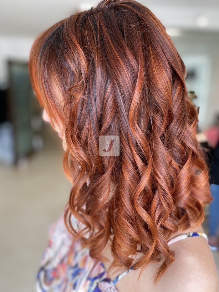 Foto di donna con capelli medi rosso chiaro