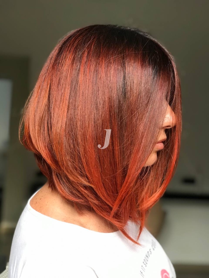 Foto di donna con capelli medi rosso chiaro