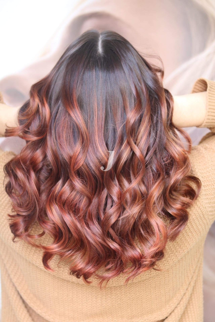 Foto di donna con capelli medi rosso chiaro