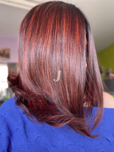 Foto di donna con capelli medi rosso chiaro