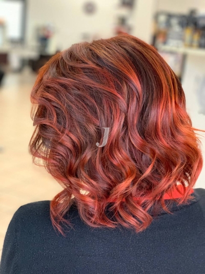 Foto di donna con capelli corti rosso chiaro