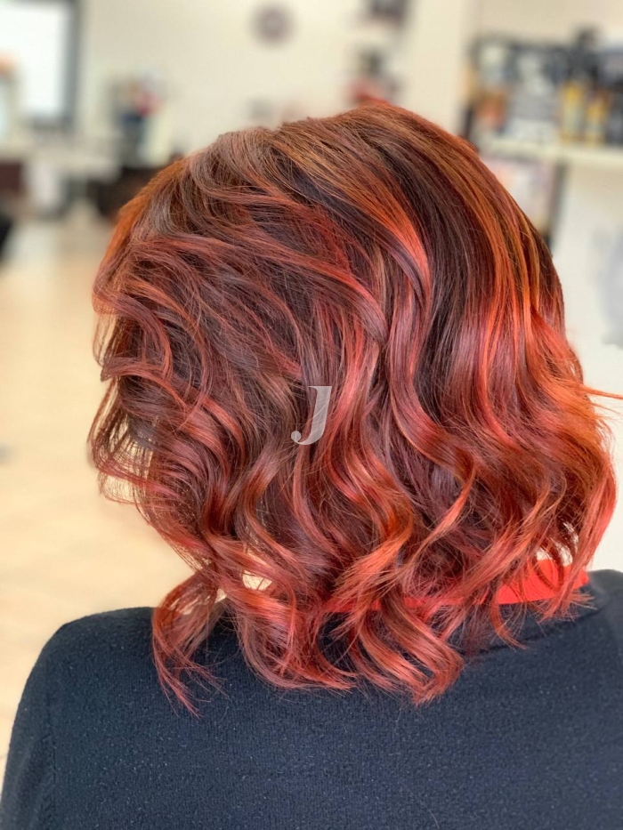 Foto di donna con capelli corti rosso chiaro